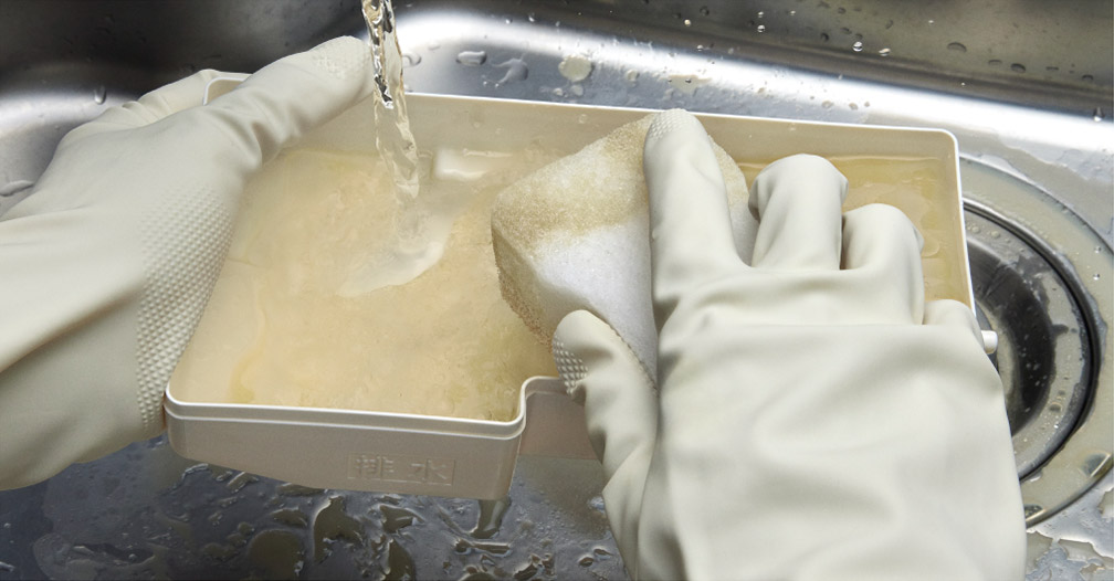 自動洗浄後は排水トレイの水を捨て、スポンジで排水トレイとふたを水洗いします。