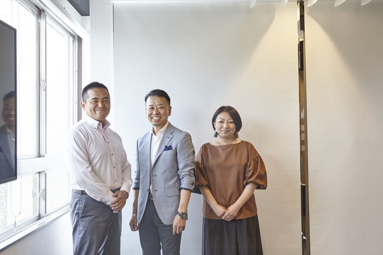 特殊建材金属パネル/特殊板金加工の栄作工房メンバー三人の集合写真